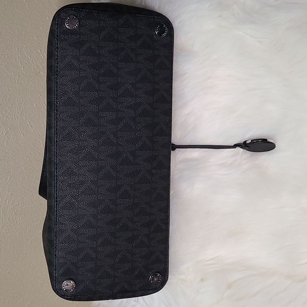 Michael Kors Large Signature Morgan Tote - Picture 11 of 11